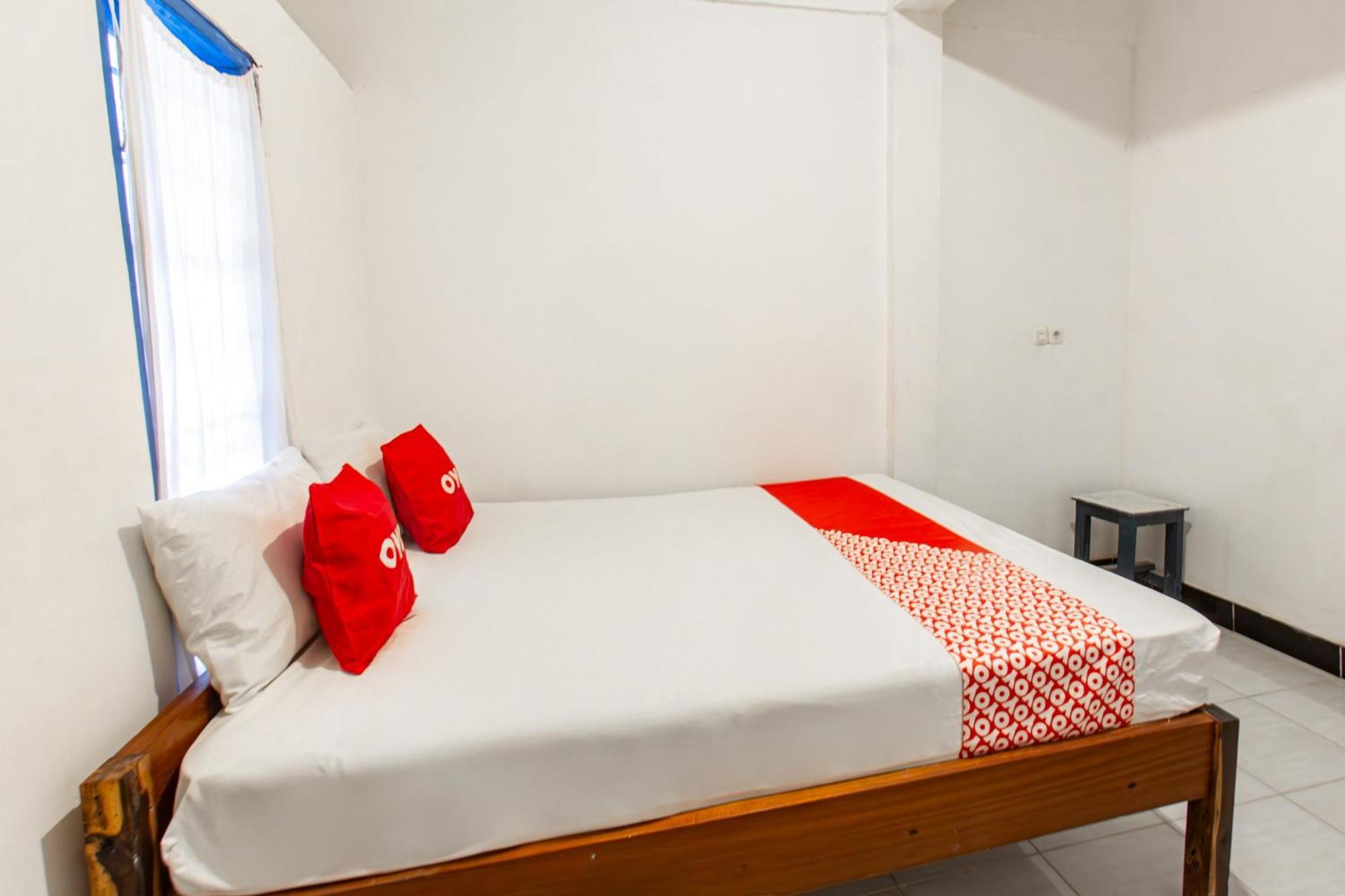 Oyo 93359 Kawi Homestay Прая Екстериор снимка