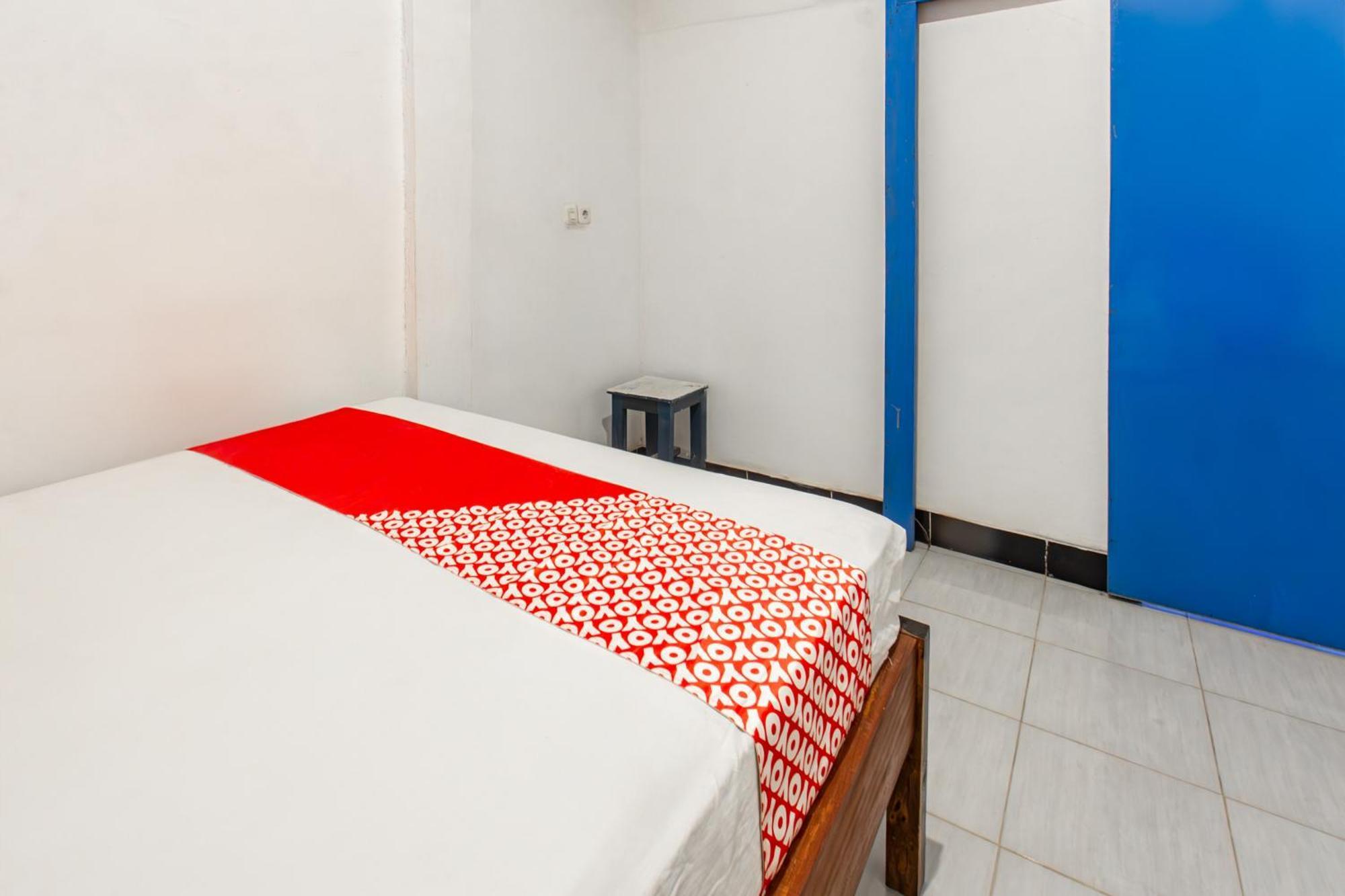 Oyo 93359 Kawi Homestay Прая Екстериор снимка
