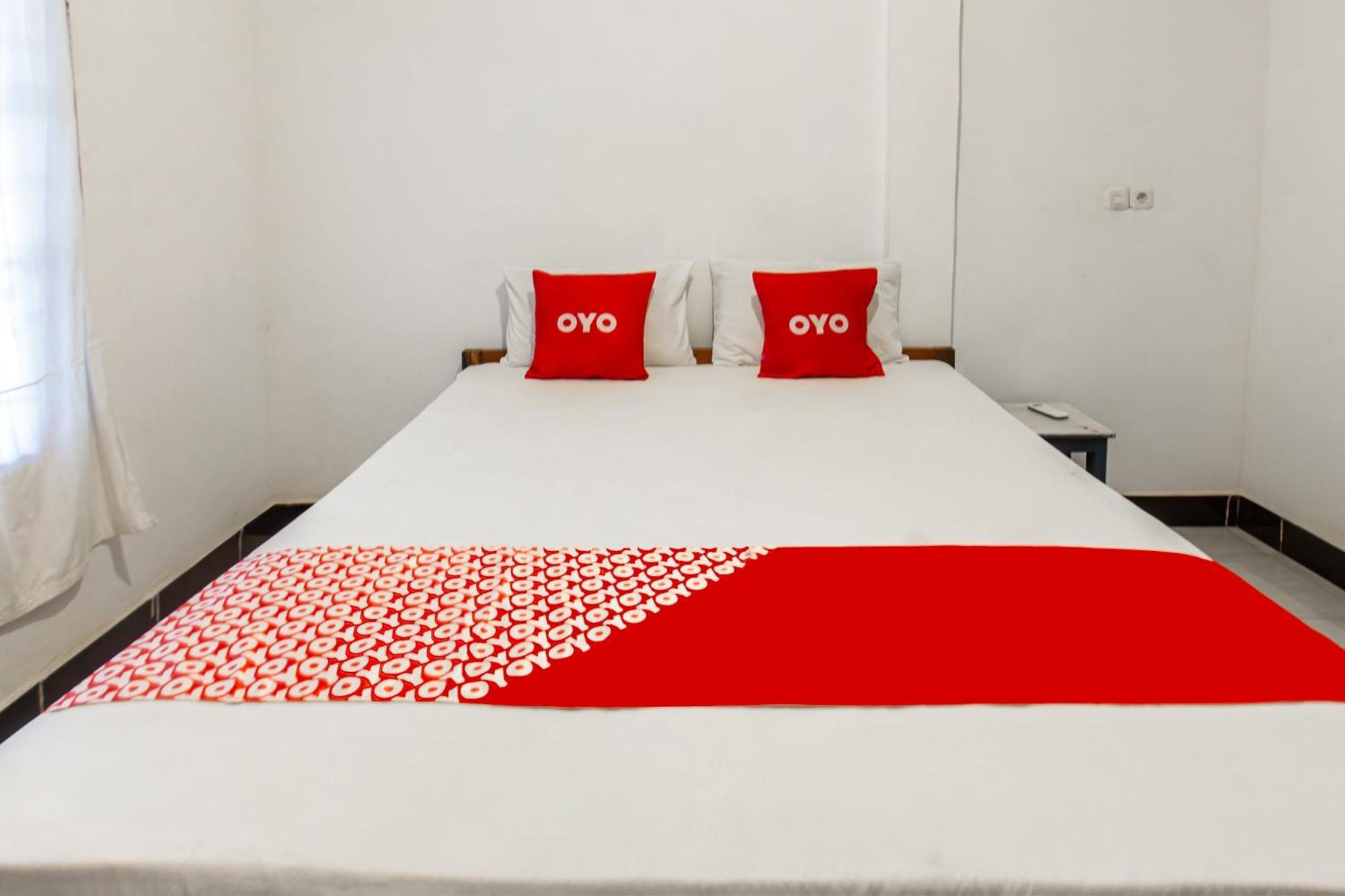 Oyo 93359 Kawi Homestay Прая Екстериор снимка