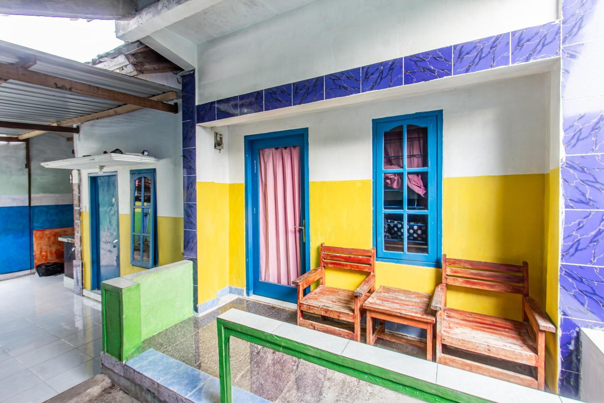 Oyo 93359 Kawi Homestay Прая Екстериор снимка